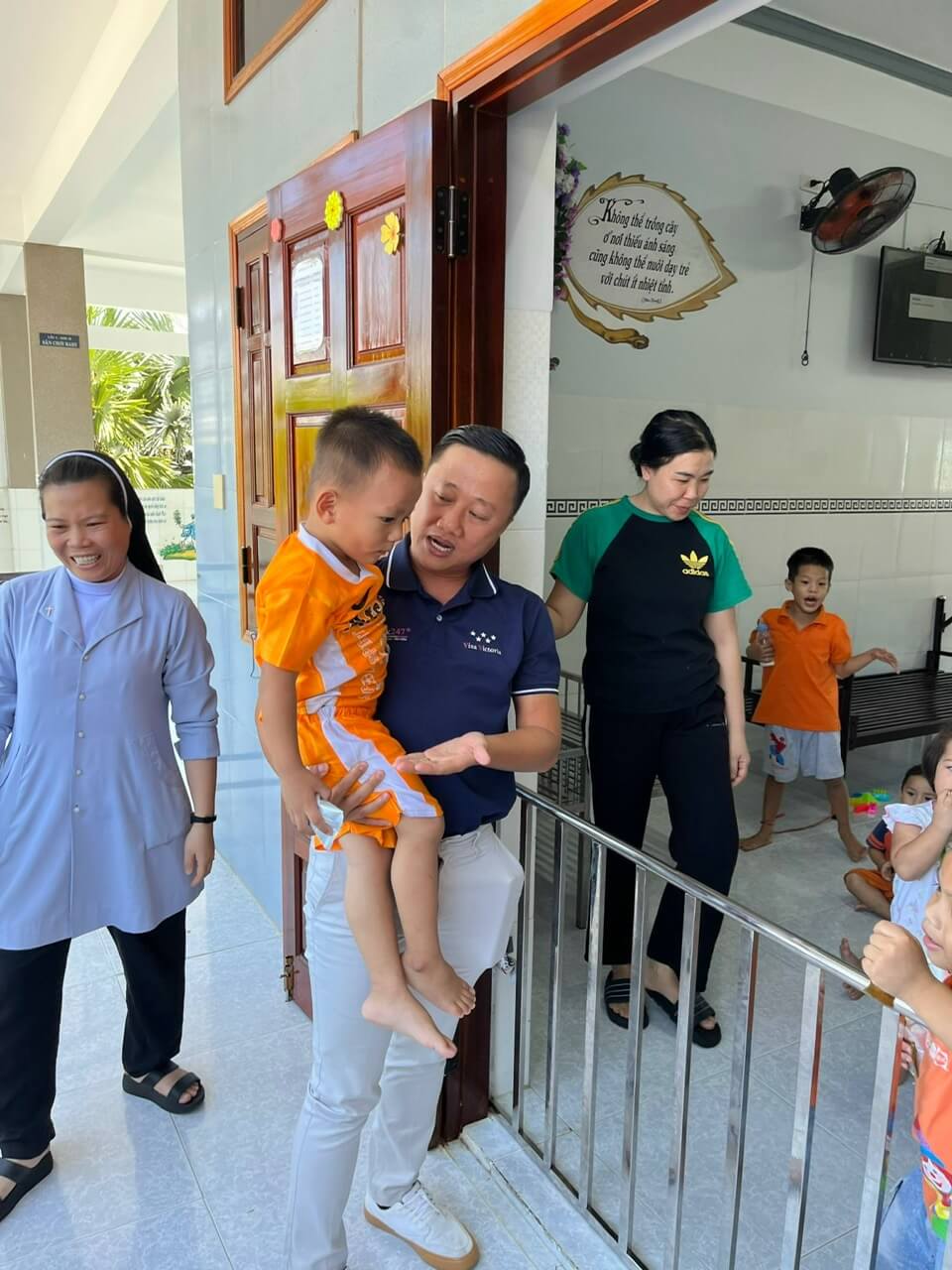 Tặng quà và chơi cùng các em